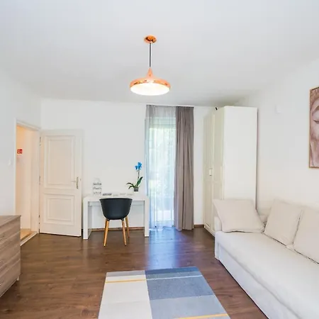 Phoenix Apartment *