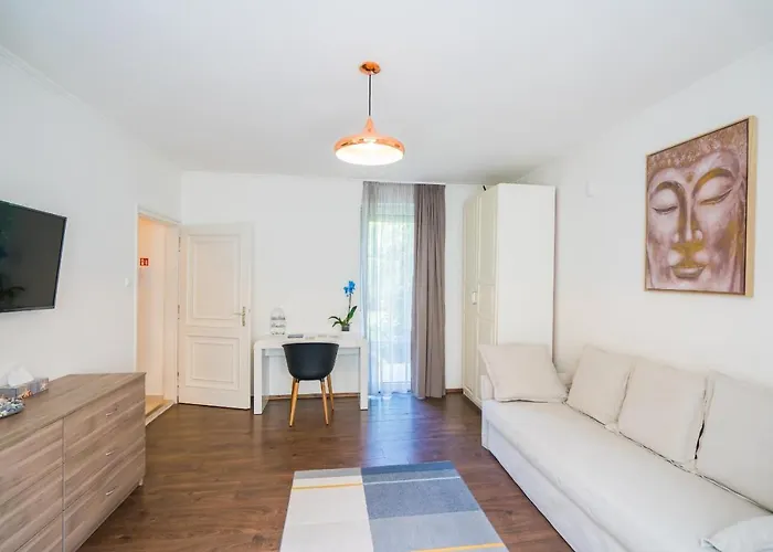 Phoenix Apartment *